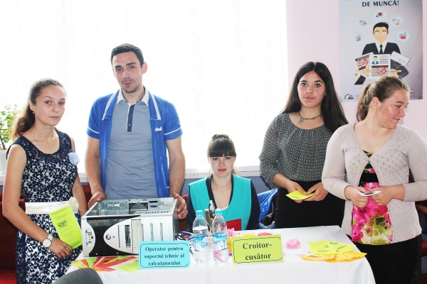 Peste 700 de locuri de muncă vacante prezentate la un Târg din cadrul Școlii Profesionale Florești
